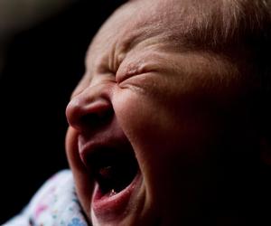 Nie mogła znieść płaczu niemowlęcia. Dolała to do butelki — została aresztowana