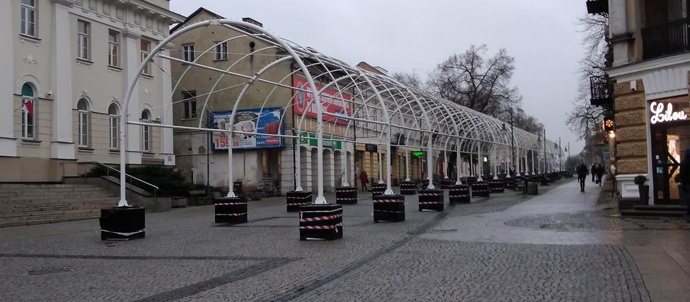 Radom szykuje się na święta. Trwa montaż ozdób