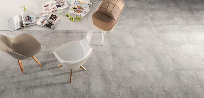 Szare płytki ceramiczne w przestrzeni biurowej