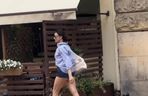 Anna Popek w krótkich szortach paraduje po mieście.