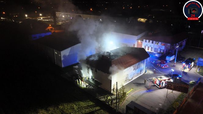 Pożar w Jankach. Palił się sklep meblowy.