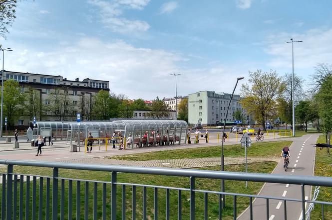 Nietrzeźwi rowerzyści w centrum Białegostoku. Mieli wyraźny problemy z utrzymaniem równowagi. Kobieta jechała bikerem