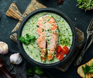 Soczysta ryba w sosie śmietanowo-szpinakowym - zechcesz częściej ją przyrządzać!