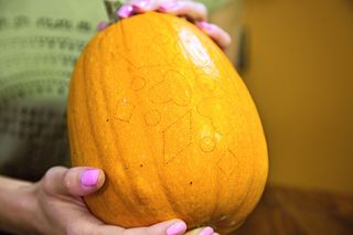 Ażurowy lampion z dyni – instrukcja wykonania (3)