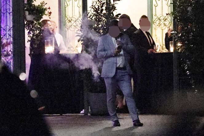 Anna Lewandowska w nocy pali elektryczne papierosy