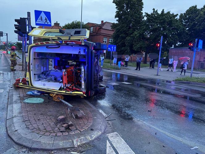 Wypadek karetki pogotowia. Trzy osoby, w tym pacjentka, trafiły do szpitala [ZDJĘCIA]