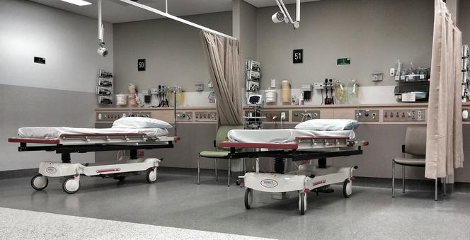 Blisko 100 proc. zajętych łóżek covidowych: Rok pandemii w szpitalach marszałkowskich