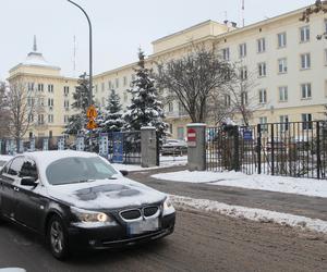 Pocisk z granatnika rozsadził strop budynku Komendy Głównej Policji. Komendant trafił do szpitala. Czasowo stracił słuch