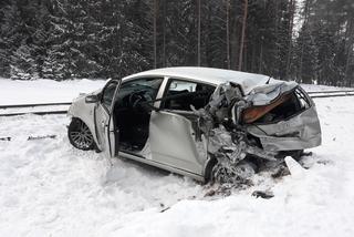 Podnowinka. Wypadek na niestrzeżonym przejeździe kolejowym. Kierowca toyoty miał bardzo dużo szczęścia