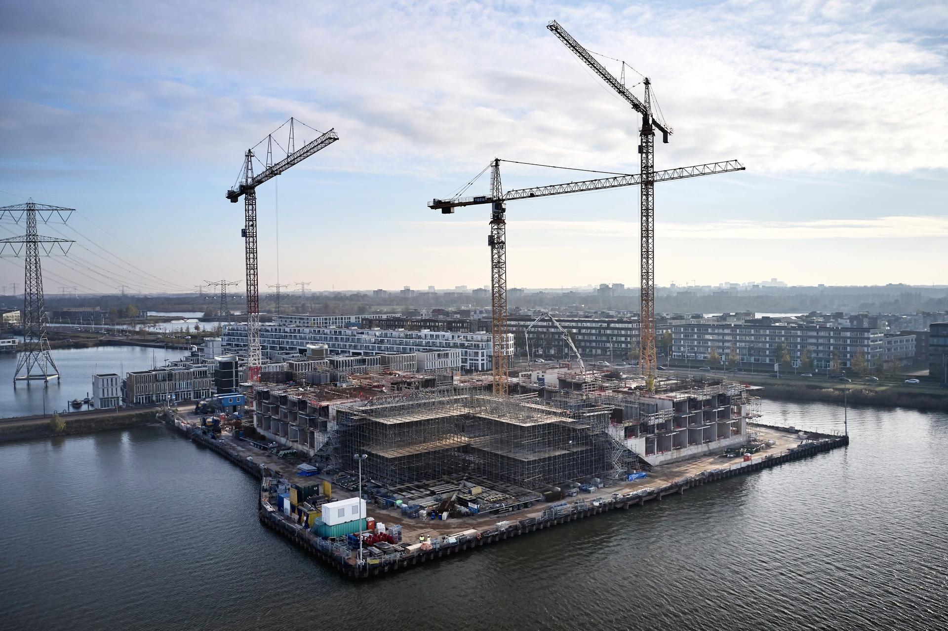 Blok Sluishuis w Amsterdamie_Bjarke Ingels Group (BIG)_Barcode Architects_030