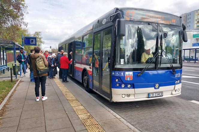 Specjalne linie autobusowe zawiozą bydgoszczan na cmentarze. W poniedziałek nie trzeba będzie kasować biletów