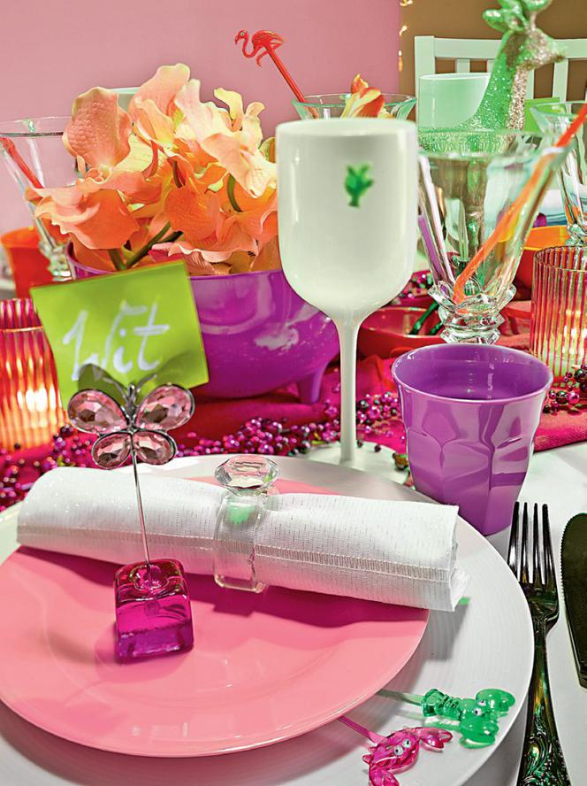 Kolorowy stół karnawałowy. Biały stół i kolorowe naczynia z melaminy