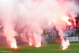 Derby Krakowa: Kibole ostrzelali sektor gości. Cały stadion w dymie [ZDJĘCIA, WIDEO, AUDIO]