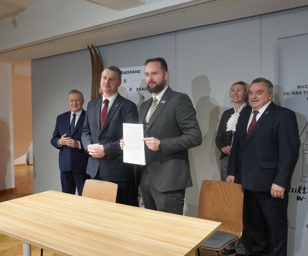 Podpisanie umowy między Muzeum Tatrzańskim a urzędem miasta ws. zakupy starej szkoły muzycznej