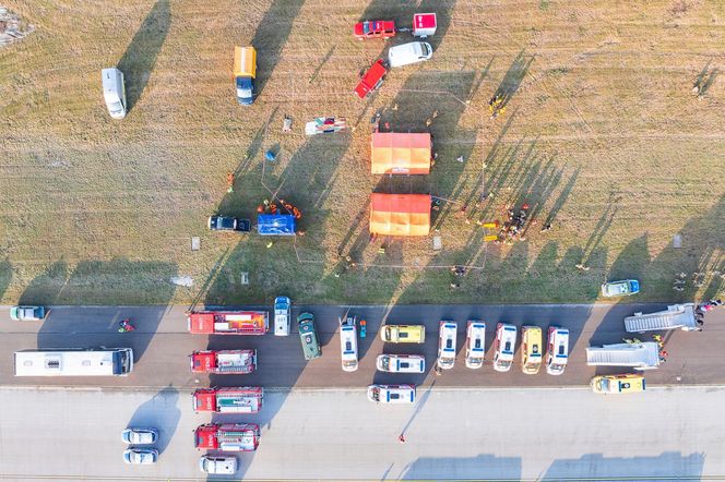 Awaryjne lądowanie samolotu pasażerskiego z terrorystami na pokładzie. Widowiskowe ćwiczenia służb na lotnisku w Katowicach