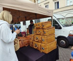 Wyjątkowe antyki ponownie zagościły na Placu Zamkowym w Lublinie. Tak wygląda wrześniowa Lubelska  Giełda Staroci [GALERIA]
