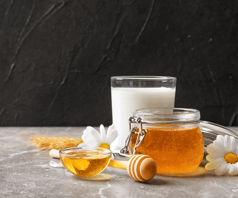 Mleko z miodem i masłem - domowy sposób na przeziębienie