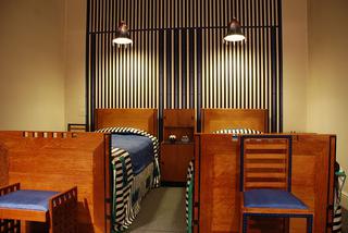 Secesja. Sypialnia projektu Charlesa Rennie Mackintosha – geometryczna odmiana stylu secesyjnego, z której po I wojnie światowej narodził się styl art deco.  