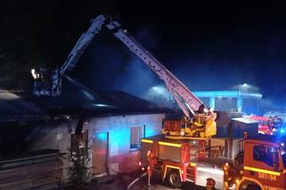 Pożar tartaku w Kucach. Ogień gasiło kilkudziesięciu strażaków. Straty są ogromne [ZDJĘCIA]