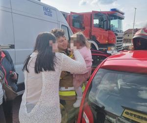 Śląskie: Mała dziewczynka zatrzasnęła się w samochodzie. Pomogli strażacy