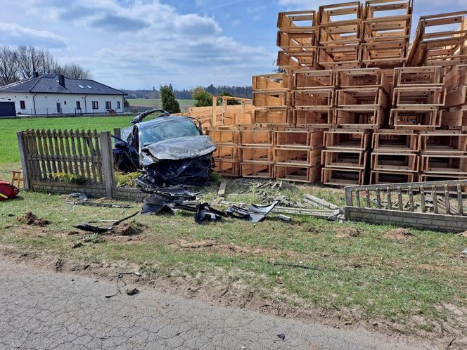 Swoboda. 67-latek ofiarą śmiertelną wypadku. Dwa BMW zderzyły się pod Kaliszem [ZDJĘCIA]