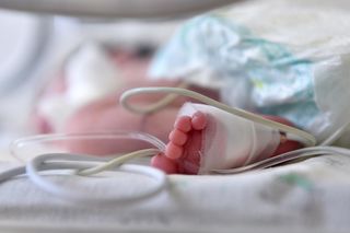 Nie zgadzają się, by ich córeczka została odłączona od respiratora. Sąd ma wydać wyrok 