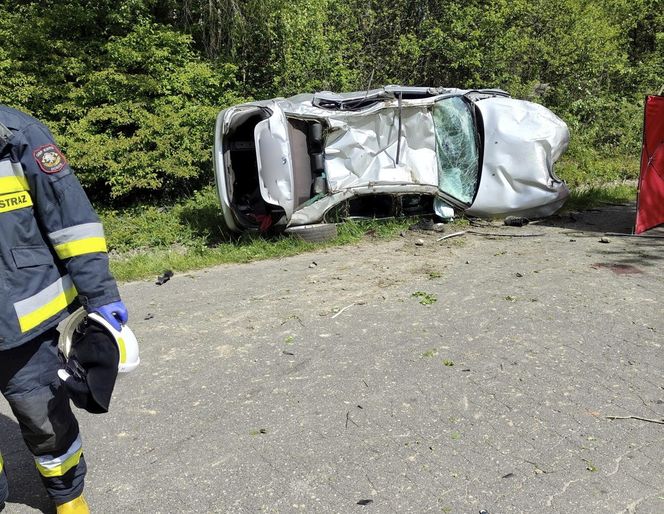 Osobowe BMW dachowało pod Mińskiem Mazowieckim. Kierowca był pijany, pasażer zginął na miejscu