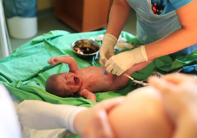 Całe zaplątane pępowiną - zobacz zdjęcia noworodków z Instagrama