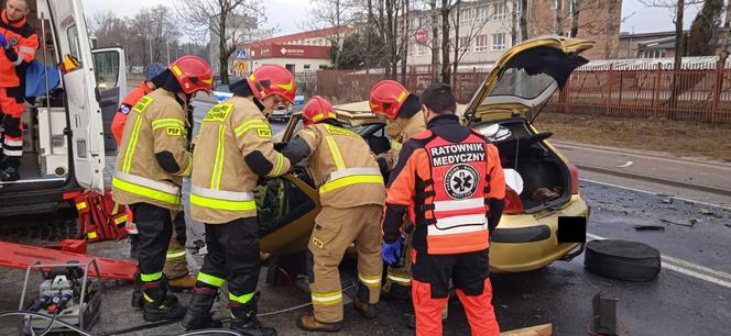 Heroiczna akcja strażaków po wypadku w Opocznie. 19-latek zakleszczony w aucie [FOTO]