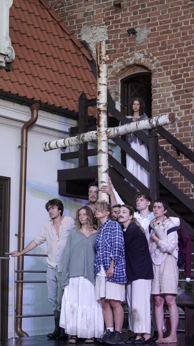 Zwieńczeniem teatralnego weekendu była niedzielna prezentacja egzaminu studentów III roku aktorstwa Uniwersytetu Andrzeja Frycza Modrzewskiego pt. „Prorok Ilja – nieprawdopodobna historia w XIV scenach”