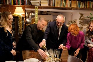 M jak miłość odc. 1858. Adam Werner (Jacek Kopczyński), Andrzej Budzyński (Krystian Wieczorek), pani Ola (Ewa Kolasińska), Sylwia (Hanna Turnau)