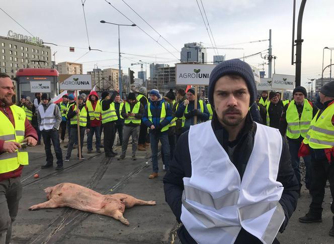 Protesty rolników w Warszawie. Palenie opon i świńskie łby na placu Zawiszy