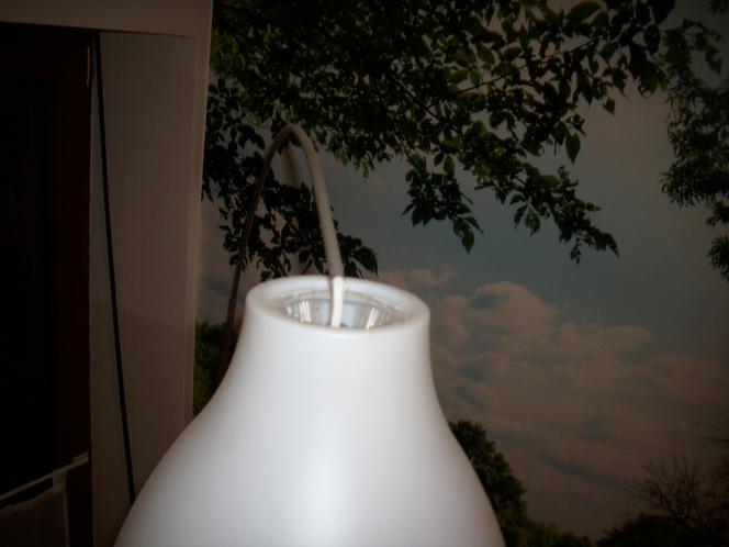 Lampa wiszaca nad stołem