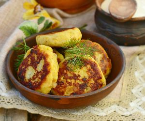 Placki żmudzkie z tłuczonych ziemniaków: przepis na ziemniaczane bliny z mięsem