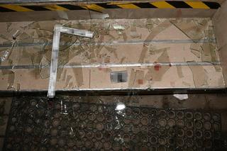 Agresywny 22-latek wybił szybę w drzwiach. Policjanci najpierw mu pomogli, a potem zatrzymali 