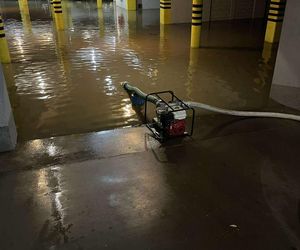 Siedlce zalane w czasie burzy. W całym powiecie strażacy mieli w nocy pełne ręce roboty przy wypompowywaniu wody