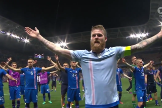 Anglia - Islandia: Zobacz NIESAMOWITY okrzyk kibiców i piłkarzy! [WIDEO]