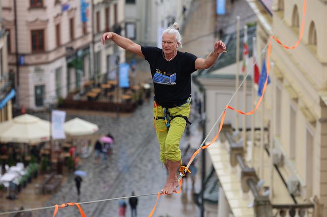   Urban Highline Festival 2023 w Lublinie. Slacklinerzy robią cuda na linach!