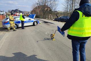 Pijany 21-latek huknął seatem czołowo w radiowóz. Dwóch policjantów trafiło do szpitala