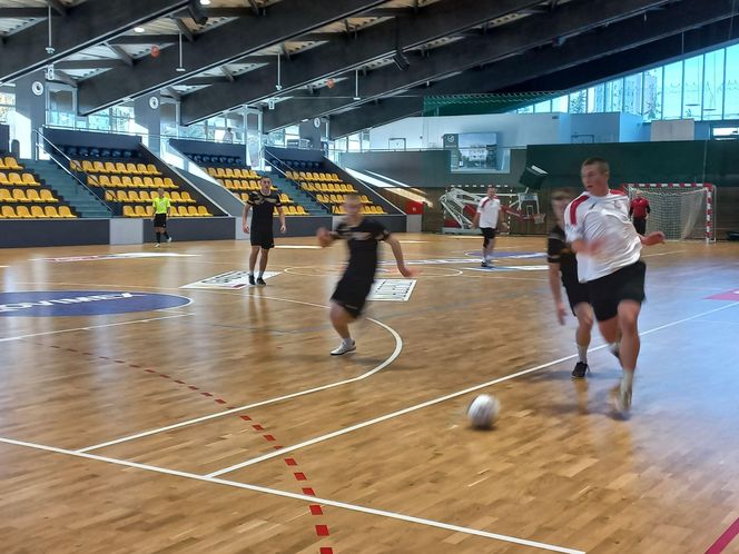 Na co dzień ratują, a dziś grają. Strażacka rywalizacja na parkiecie w Lesznie