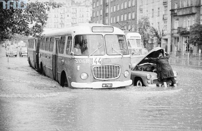 Jak wyglądała zalana stolica w 1968? Te zdjęcia robią wrażenie! [FOTO]