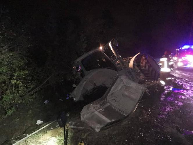 Wypadek na DK94 w Dąbrowie Górniczej. Ciężarówka zderzyła się z traktorem. Wyglądało to dramatycznie [ZDJĘCIA]