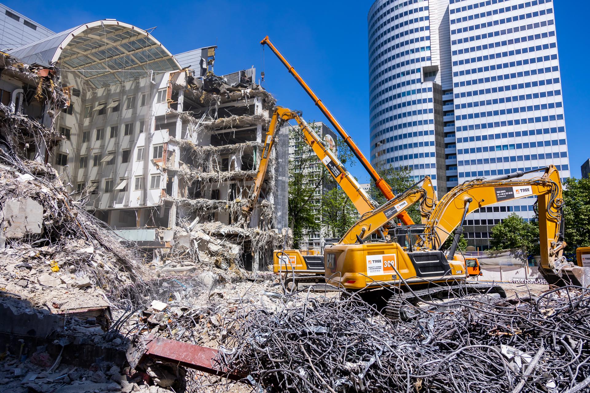 Rozbiórka biurowca Atrium International w Warszawie