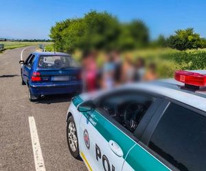 Słowacka policja w szoku. W małej skodzie jechało 17 pasażerów i kierowca bez prawa jazdy [GALERIA]