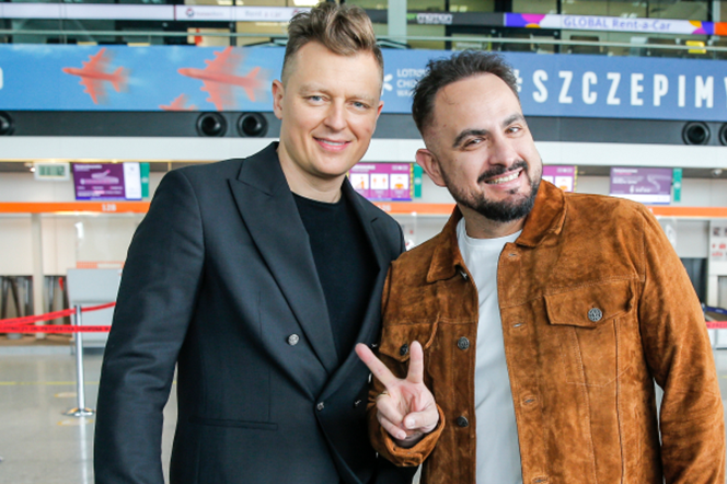 Rafał Brzozowski w szampańskim nastroju przed konkursem Eurowizji 2021. Taki popis dał na lotnisku