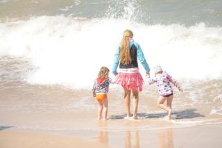 Anna Guzik z rodziną na plaży