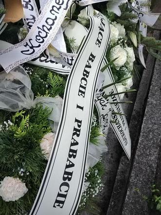 Tragedia w Salisbury. Zamordowane kobiety pochowane w Tarnowie. Grobu nie widać spod kwiatów
