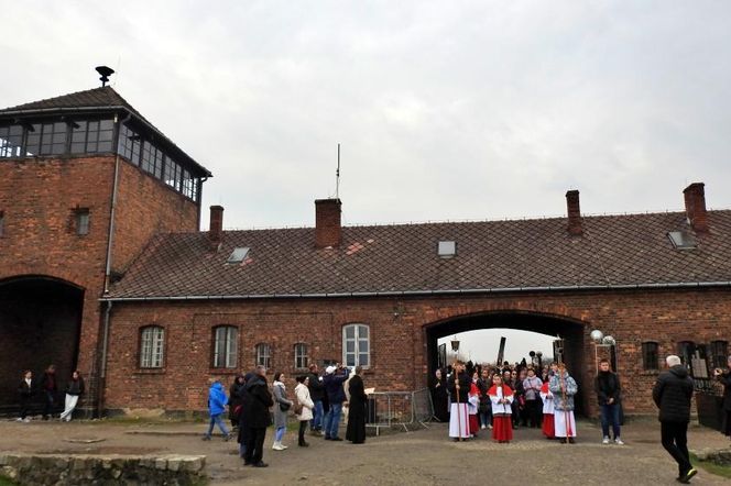 Oświęcim-Brzezinka: Droga Krzyżowa za ofiary obozów i gułagów