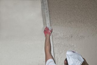 Rozprowadzenie narzuconego tynku