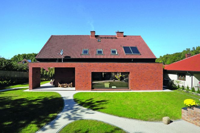 Willa na skarpie. Jej część zawisła na 2,5-metrowych wspornikach